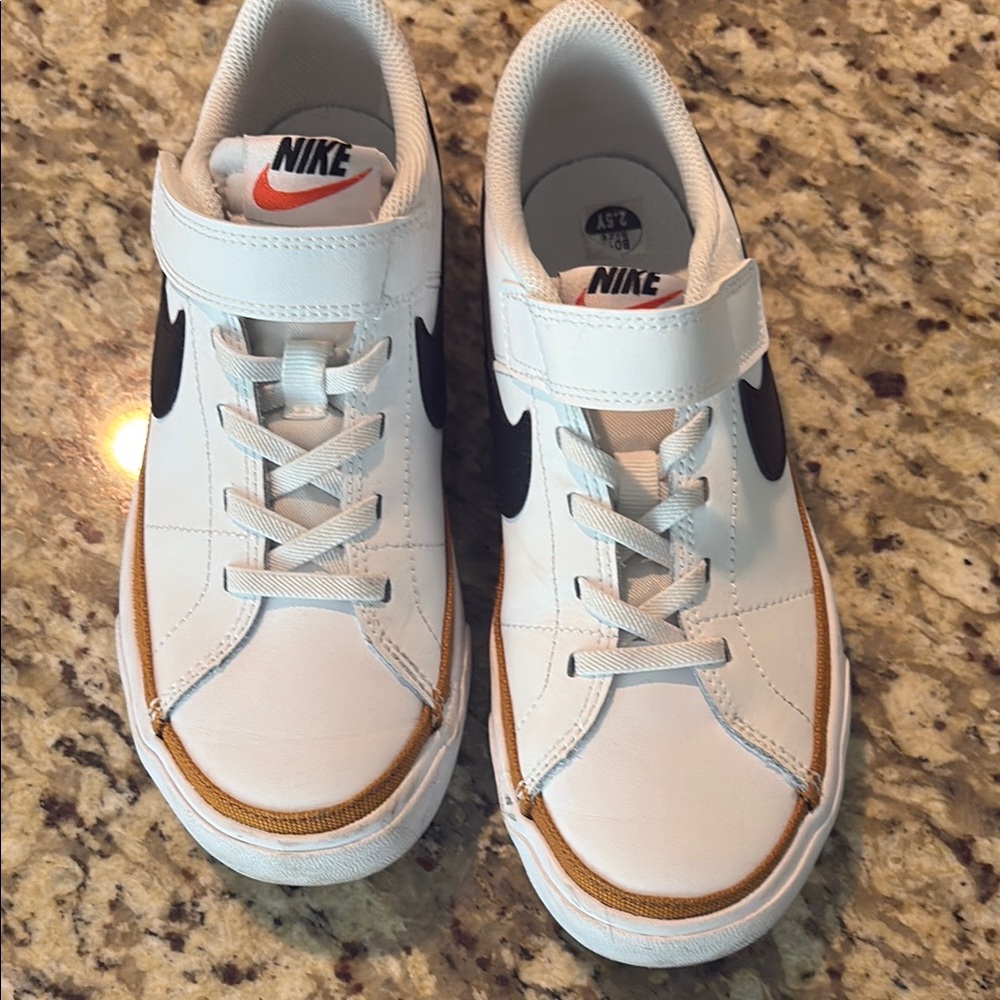 Nike White and Black Sneakers Classic Design